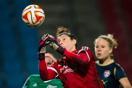 Fortuna Hjørrings målvakt Michelle Botos tappar bollen