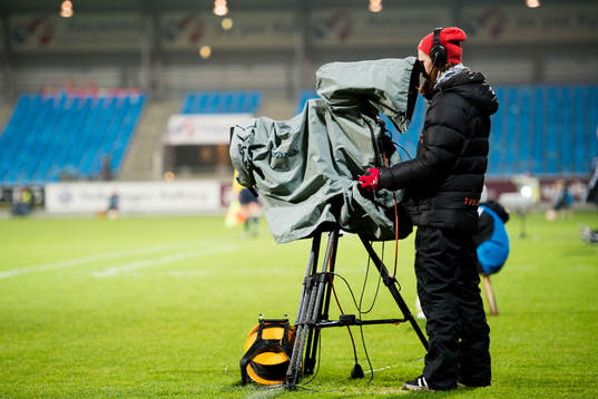 TV sänder fotbollsmatchen i Champions League mellan