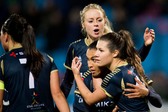 Rosengårds Marta Viera Da Silva kramas om av Ramona