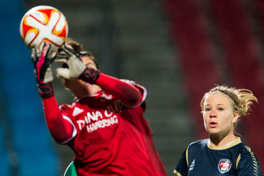 Fortuna Hjørrings målvakt Michelle Botos tappar bollen