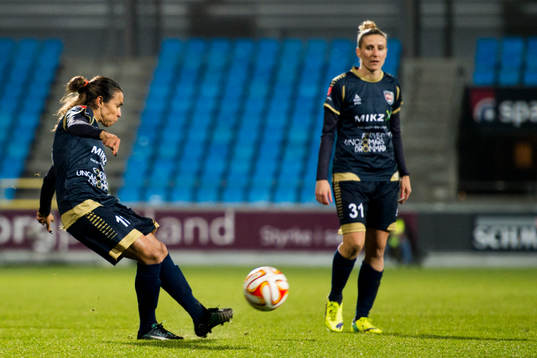Rosengårds Marta Viera Da Silva slår en frispark och Anja
