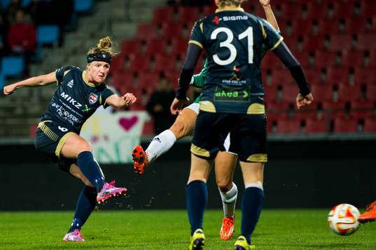 Rosengårds Kirsten Van De Ven testar skott