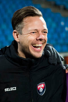 Rosengårds tränare Markus Tilly skrattar