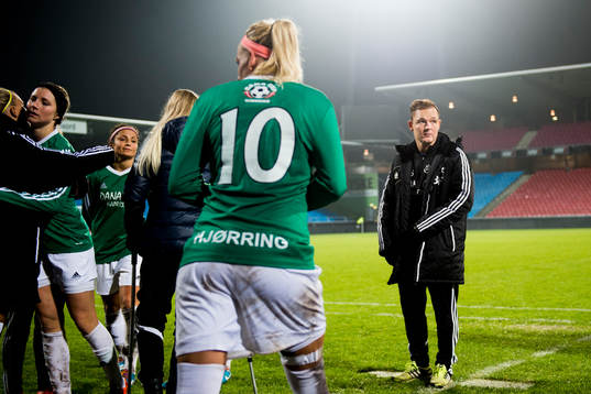 Fortuna Hjørrings tränare Brian Sørensen (th) deppar