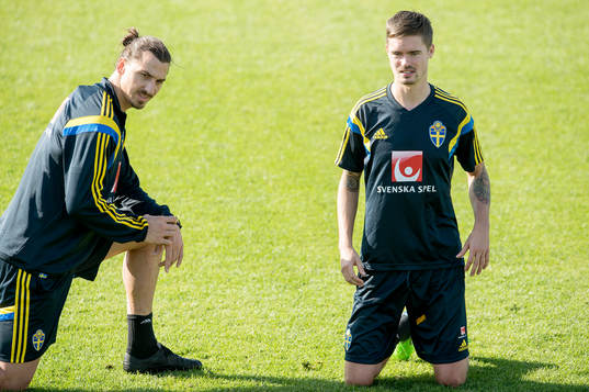 Sveriges Zlatan Ibrahimovic och Mikael Lustig