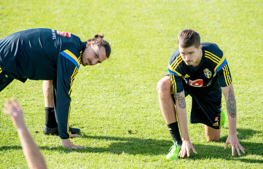 Sveriges Zlatan Ibrahimovic och Mikael Lustig