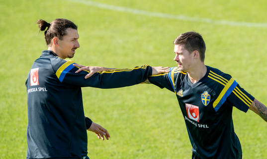 Sveriges Zlatan Ibrahimovic och Mikael Lustig