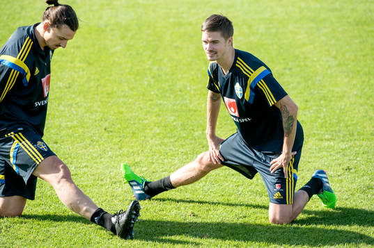 Sveriges Zlatan Ibrahimovic och Mikael Lustig