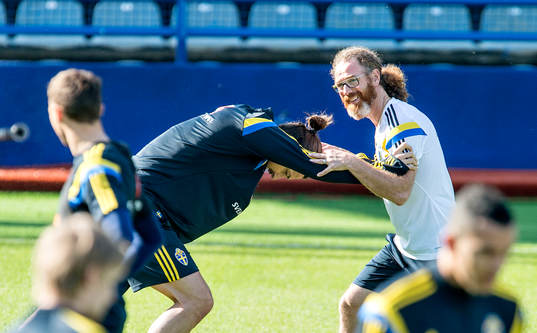 Sveriges Zlatan Ibrahimovic med sjukgymnast Richard Dahan