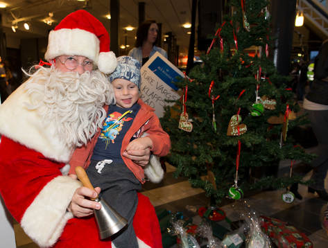 Jultomten tar emot önskelista i foajén förev