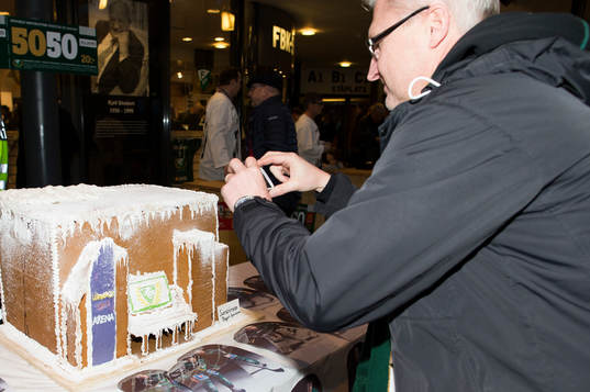 En supporter fotar Färjestads pepparkakshus