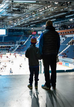 En pojke och en man ser uppvärmningen