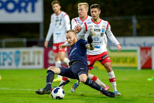 Malmö FFs Magnus Eriksson och Halmias Ervin Ribic