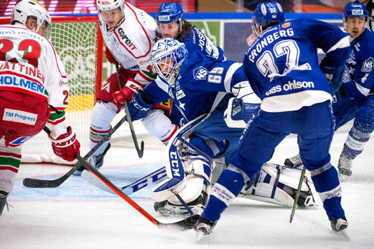 Leksands målvakt Oscar Alsenfelt har problem framför mål