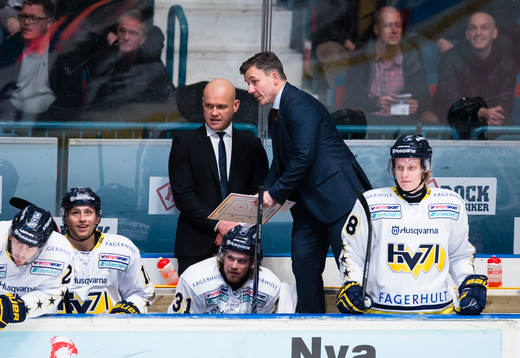 s assisterande tränare Fredrik Olausson diskuterar med