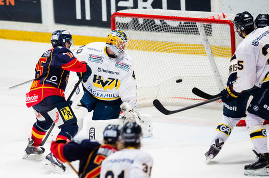 s målvakt Erik Ersberg ser pucken gå i mål till 1-1 på