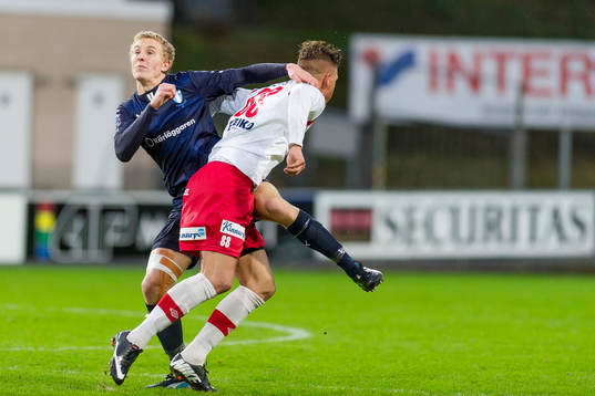 Malmö FFs Jacob Palander och Halmias Sonny Karlsson i kamp