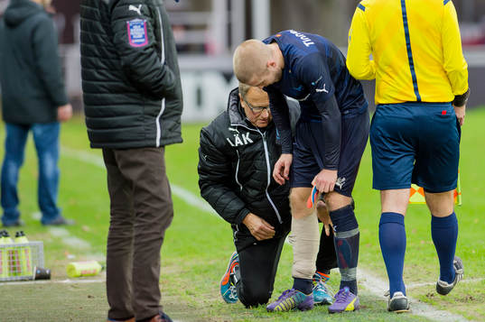 Malmö FFs Anton Tinnerholm tas om hand av läkare