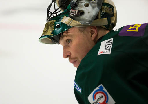 Färjestads målvakt Justin Pogge med mask i pannan