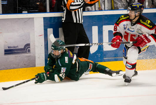Färjestads Rasmus Asplund försöker att liggandes fånga