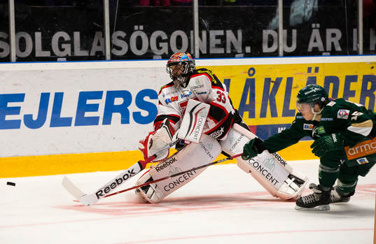 Färjestads Joakim Nygård föröker att ta pucken från