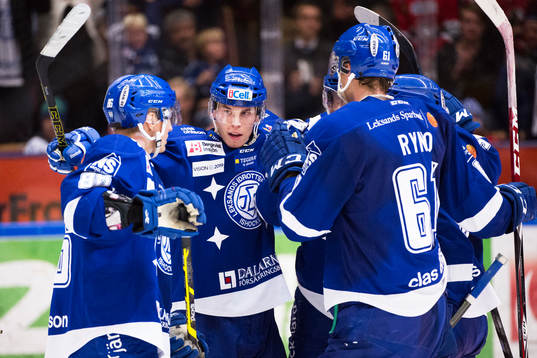 Leksands Tomi Sallinen, i mitten, jublar med lagkamraterna