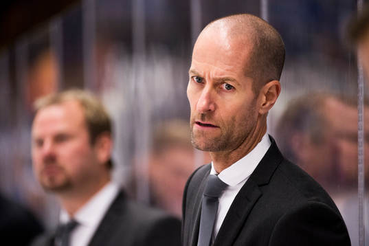 Modos huvudtränare Anders Forsberg deppar