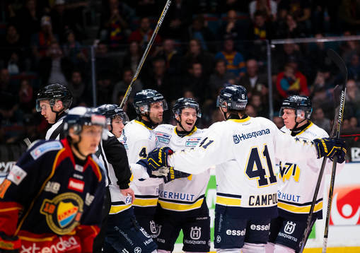 s Patrik Carlsson gör 1-2 och gratuleras av lagkamrater