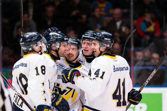 s Patrik Carlsson gör 1-2 och gratuleras av lagkamrater