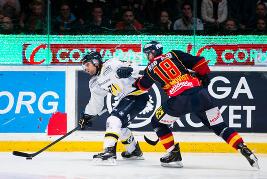 s Marcus Nilson jagas av Djurgårdens Michael Holmqvist