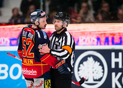 Djurgårdens Mikael Ahlén diskuterar med Domare Marcus