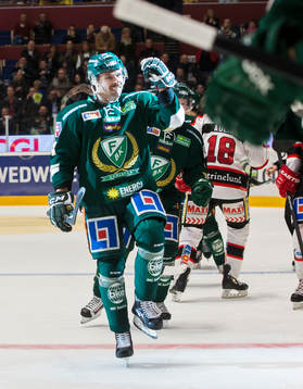 Färjestads Milan Gulas jublar och gör målgest