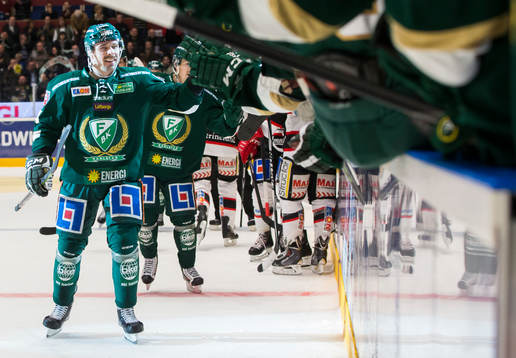 Färjestads Milan Gulas jublar och gör målgest