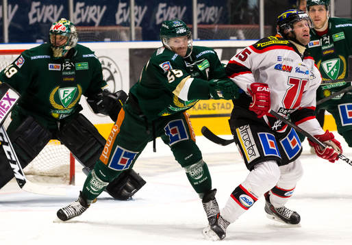 Färjestads Ole-Kristian Tollefsen knuffar på Örebros