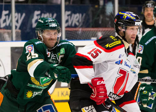 Färjestads Ole-Kristian Tollefsen knuffar på Örebros