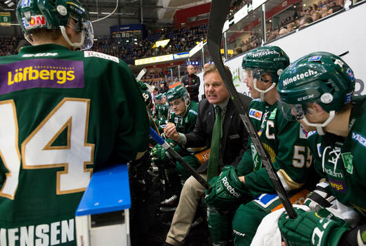 Färjestads ass. tränare Leif Carlsson coachar från