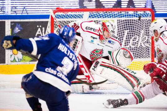 Leksands Linus Hultström lägger skott på mål som Linus
