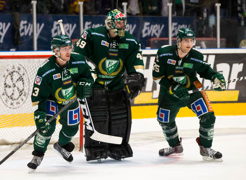 Färjestads Linus Persson, målvakt Justin Pogge och Anton