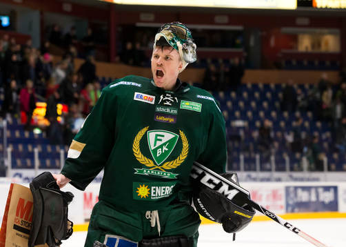 Färjestads målvakt Justin Pogge skriker ut sin glädje