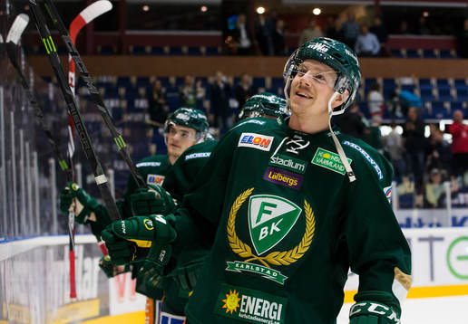 Färjestads Joakim Hillding tackar supportrarna på
