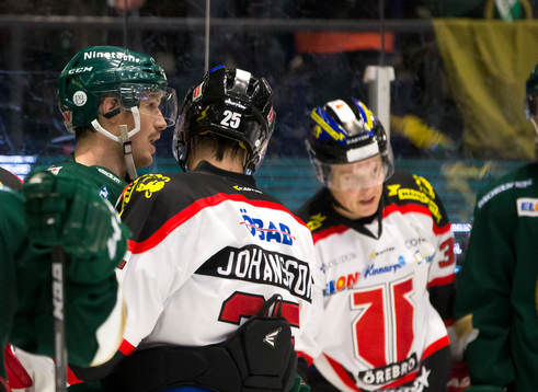 Färjestads Ole-Kristian Tollefsen i gruff med Örebros