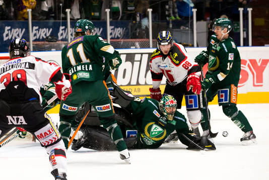 Örebros Viktor Ekbom pressar framför Färjestads målvakt
