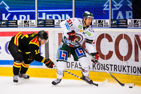 Brynäs Oscar Eklund sicker in klubban mellan benen på