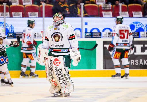 Frölundas målvakt Lars Johansson ser deppig ut