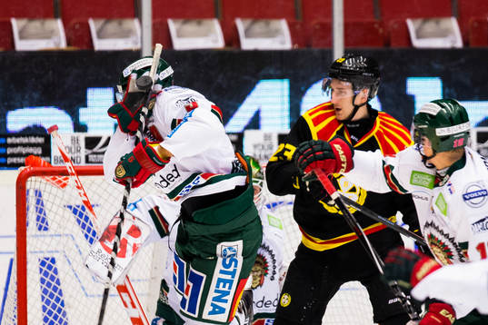 Frölundas Christian Bäckman blockerar pucken med handsken