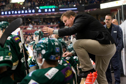 Färjestads ass.tränare Leif Carlsson coachar medan
