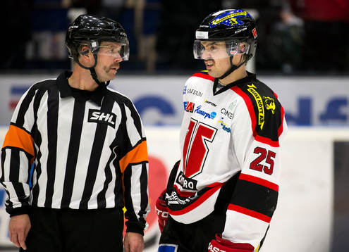 Domare Patrik Sjöberg samtalar med Örebros Martin
