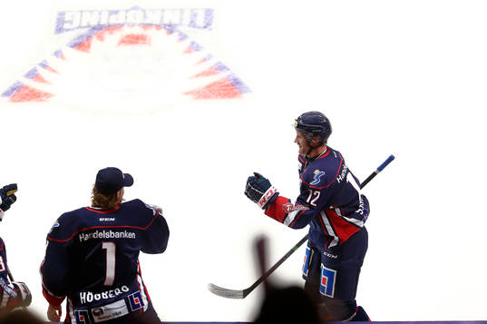 Linköpings Sebastian Karlsson jublar förbi båset