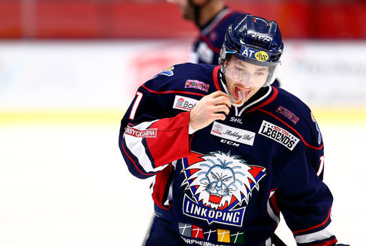 Linköpings Jacob Micflikier sätter in sitt tandskydd