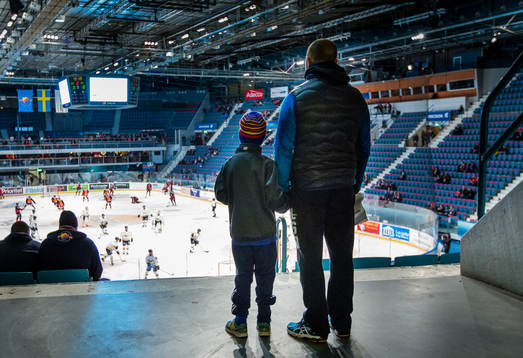 En pojke och en man ser uppvärmningen